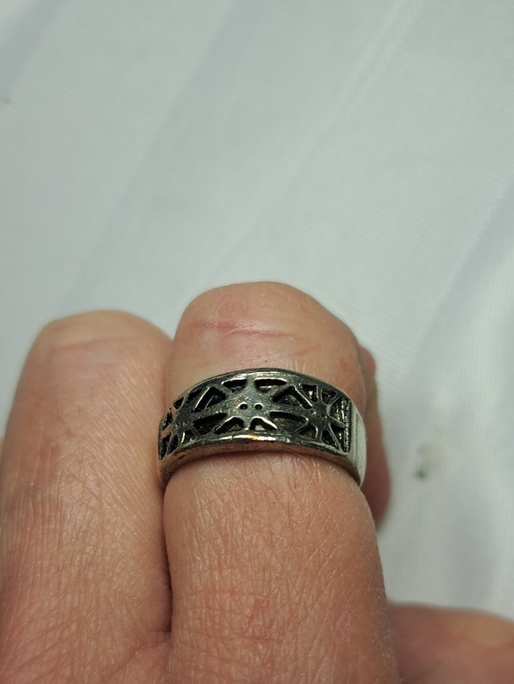 Antique-Style Silver Cutout Floral Band - Picture 3 of 4